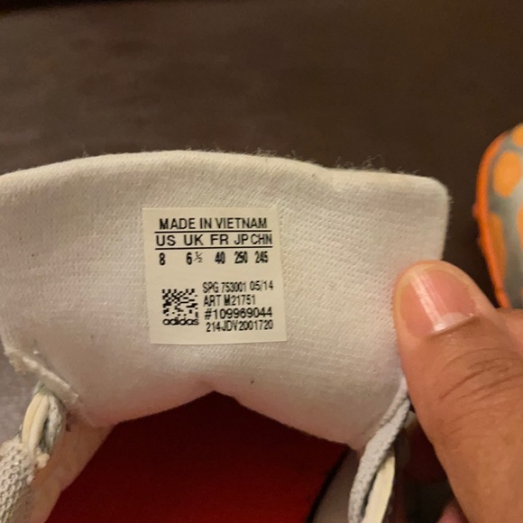 Woman’s Adidas soccer shoes great condition - Picture 3 of 7